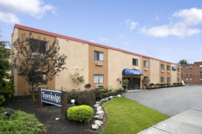 Отель Travelodge by Wyndham Cleveland Lakewood  Лейквуд